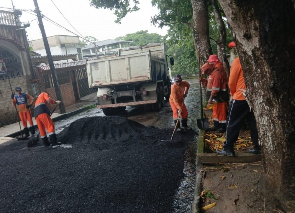 Prefeitura de Manaus avança com recuperação asfáltica no bairro Flores e melhora mobilidade na zona Centro-Sul