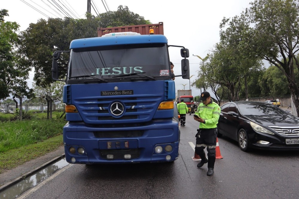 Prefeitura de Manaus reforça prevenção de acidentes com operação voltada a caminhões e carretas na zona Sul