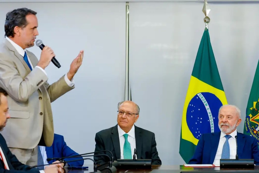 Lula assina MP e zera 'taxa das blusinhas'