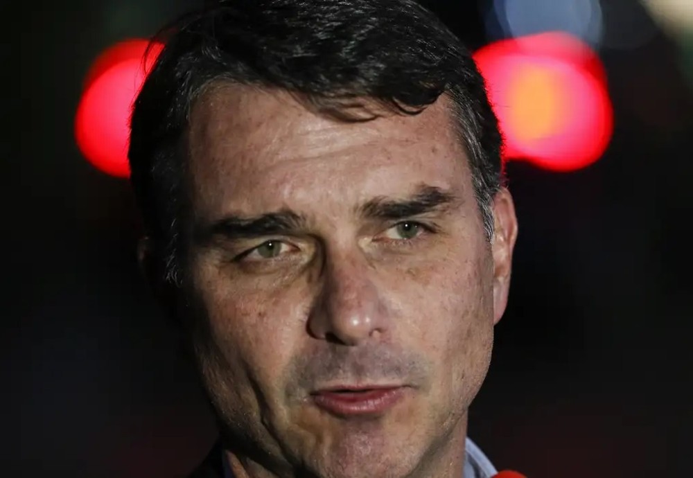 Flávio Bolsonaro admite cobrança a Vorcaro, mas nega crime
