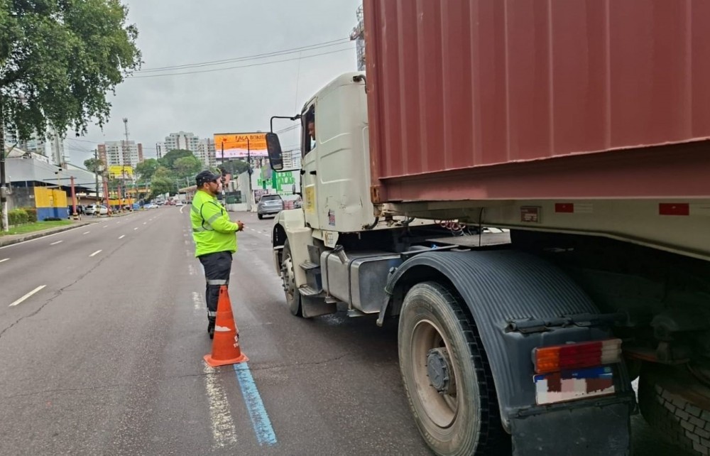 Prefeitura de Manaus intensifica fiscalização de caminhões em área de restrição na zona Centro-Sul
