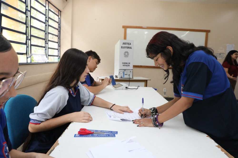 Estudantes da rede estadual de ensino vivenciam exercício de cidadania em processo de eleição do Grêmio Estudantil