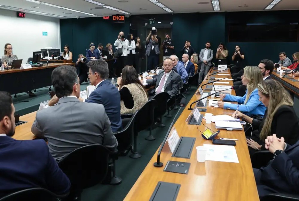 Pedido de vista adia votação da PEC do fim da escala 6X1