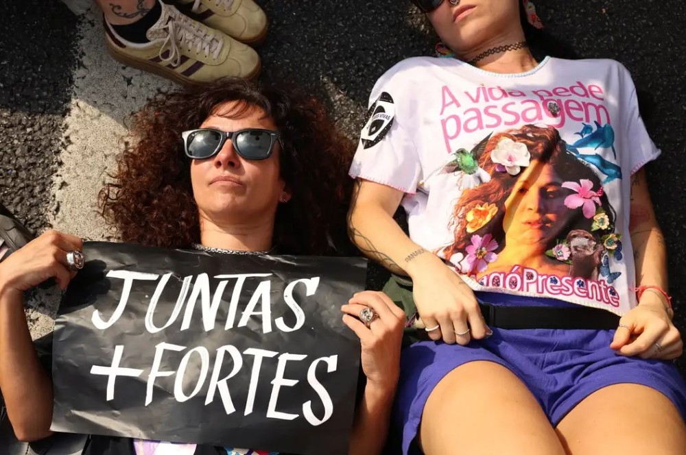 Homicídios de mulheres diminuem no Brasil; feminicídios ficam estáveis