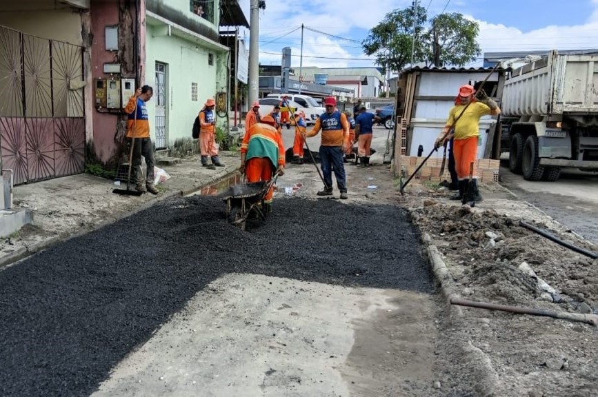 Prefeitura de Manaus trabalha na recuperação asfáltica da avenida Manaus 2000 e melhora mobilidade da área