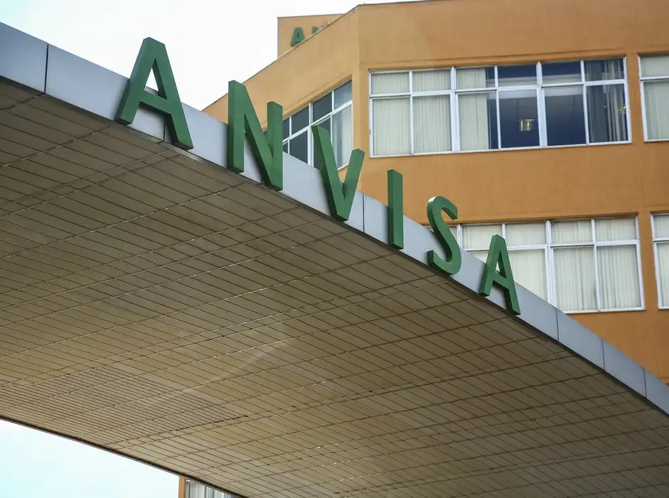 Anvisa determina recolhimento de lote da água mineral Cristal sem gás