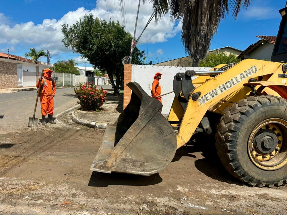 Serviços de capina, varrição e retirada de entulhos reforçam limpeza em Parintins