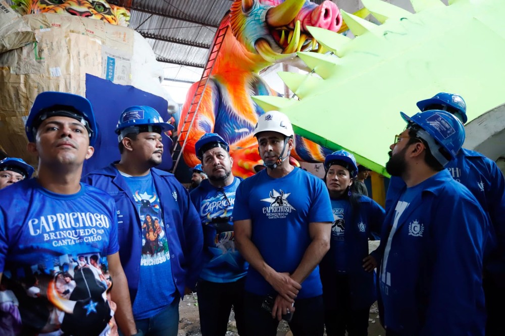 Rossy Amoedo anuncia o maior Caprichoso da história em visita técnica ao Galpão de Alegorias com o Conselho de Arte