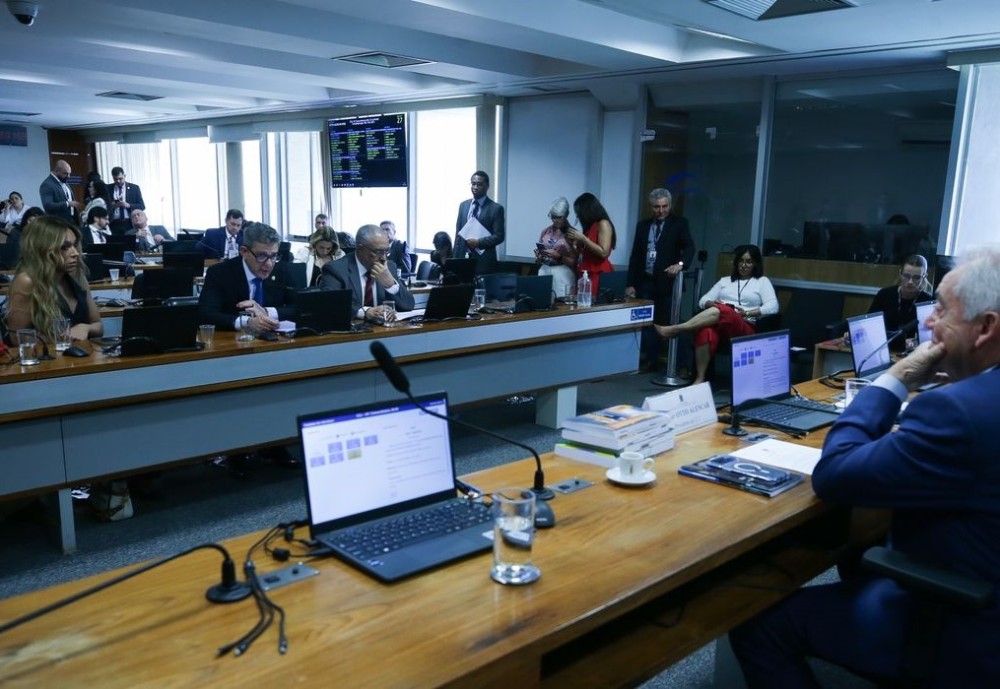 Senadores discutem ritmo de tramitação da PEC do fim da escala 6x1