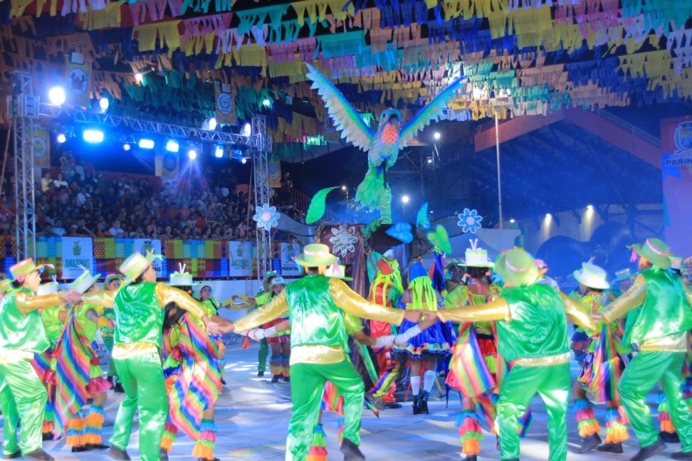 Quadrilhas, danças e bois mirins dão início ao 59º Festival Folclórico de Parintins
