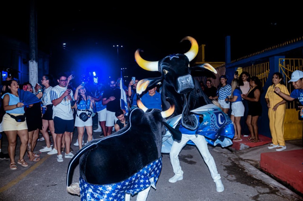 Boi de Rua reúne torcedores do Caprichoso nas ruas de Parintins