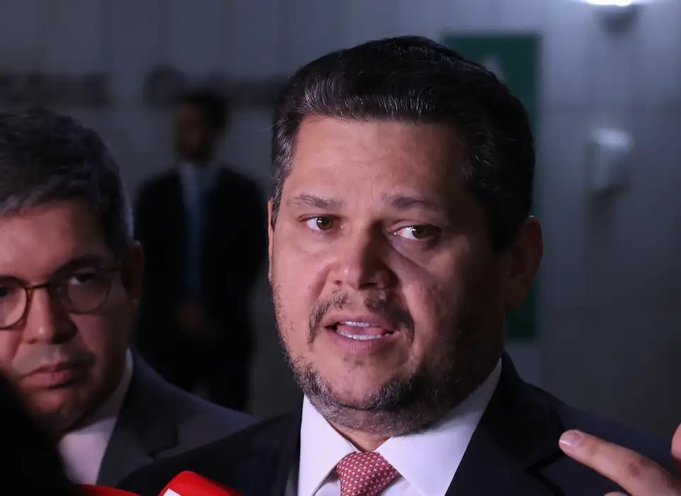 Alcolumbre mantém PEC 6x1 travada em semana esvaziada no Senado
