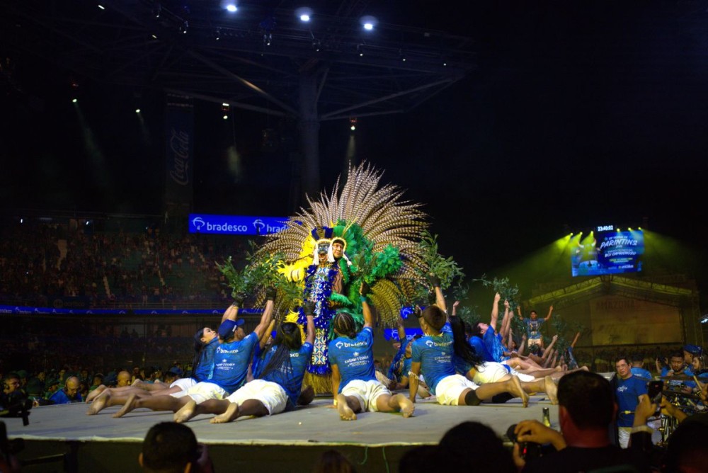 Festival de Parintins 2026: Torcida lota arquibancadas e embala último ensaio técnico do Caprichoso no Bumbódromo