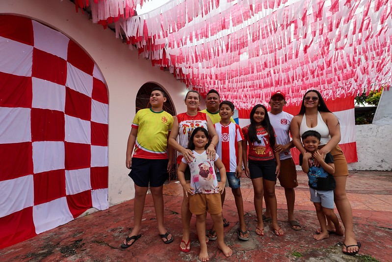 Moradores mantêm tradição de enfeitar as casas e receber o Garantido durante a Ladainha