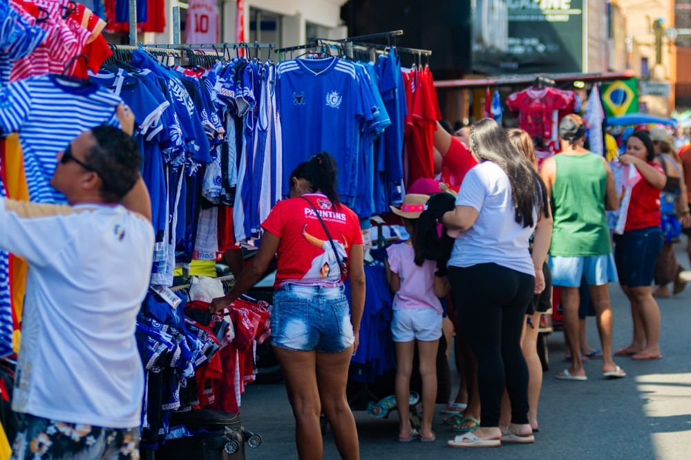 Na véspera do Festival, Prefeitura paga servidores e aquece economia de Parintins com mais de R$ 15 milhões