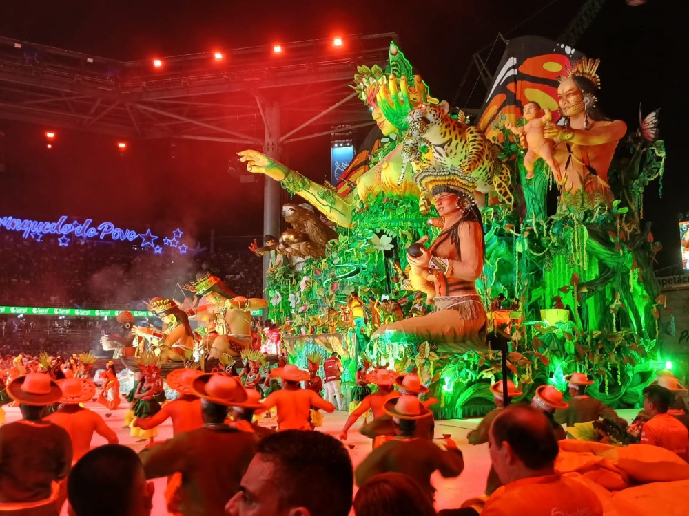 Com ‘Parintins, Portal do Encantamento’, Garantido fecha a noite de estreia no Bumbódromo