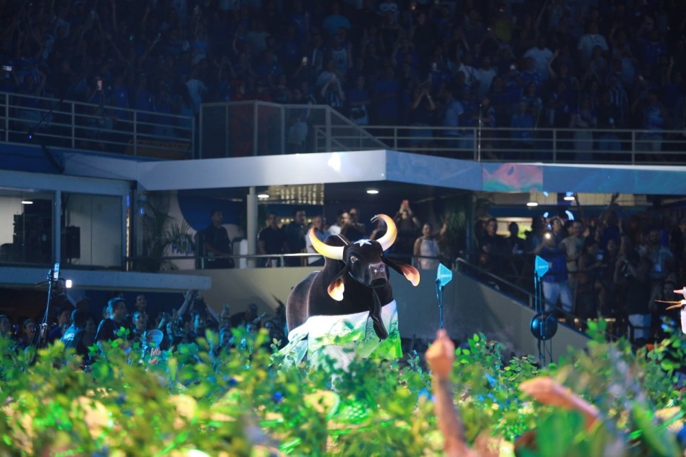 Boi Caprichoso exalta os guardiões da floresta abrindo a segunda noite de apresentações