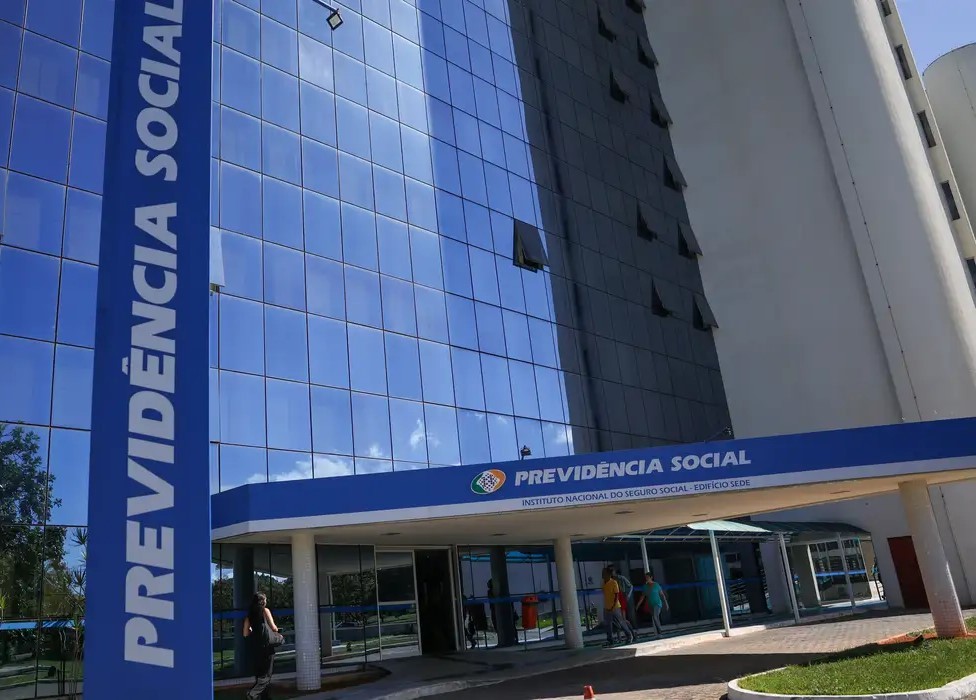 Fila do INSS cai ao menor nível em 21 meses, com 1,8 milhão de pedidos