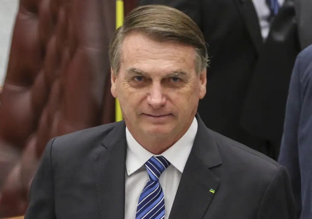 Alexandre de Moraes decide manter Bolsonaro em prisão domiciliar