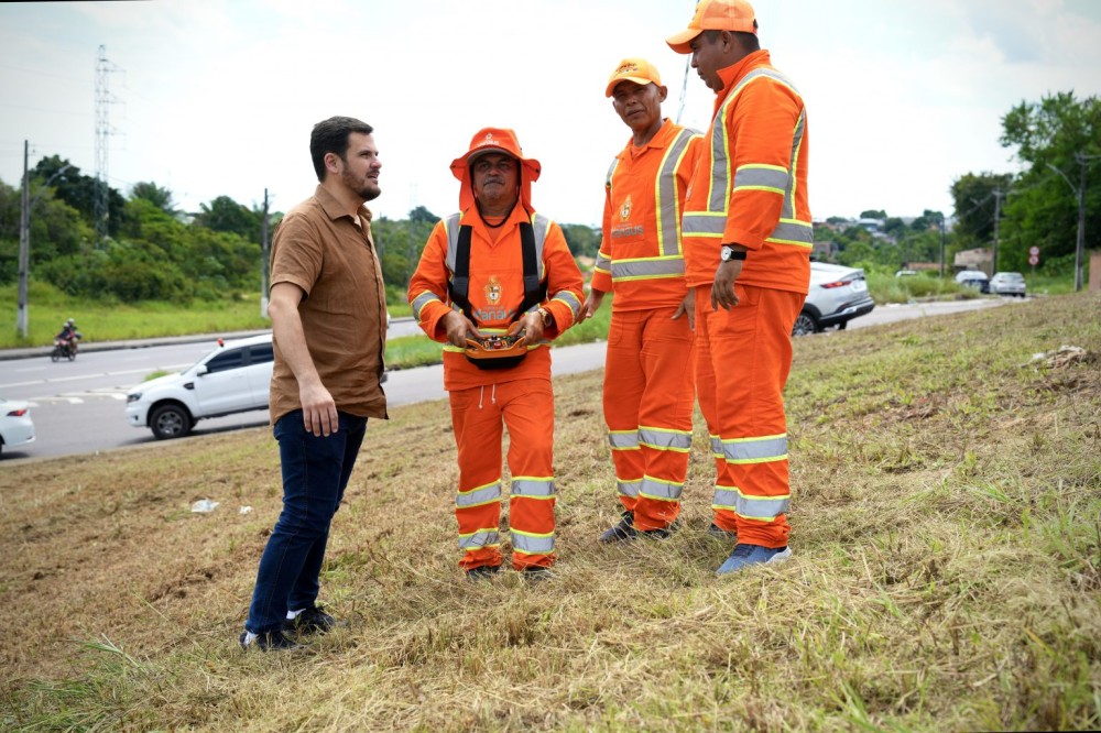 Renato Junior vistoria serviços de limpeza com nova tecnologia na zona Norte e afirma que robôs de roçagem ampliam produtividade sem substituir garis na limpeza urbana