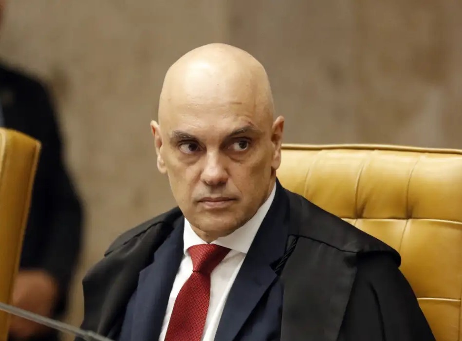 Moraes suspende visitas de Flávio a Bolsonaro na prisão domiciliar