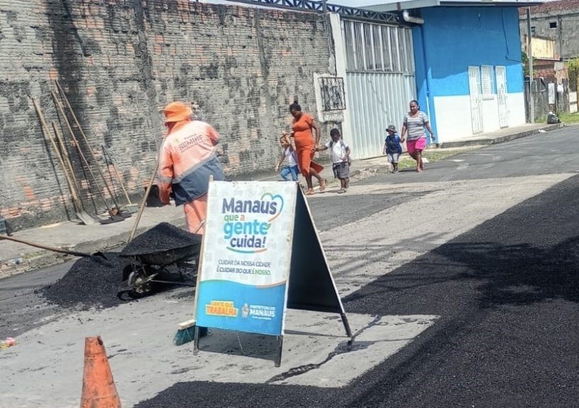 Prefeitura de Manaus intensifica serviços de recuperação da malha viária no bairro Cidade de Deus