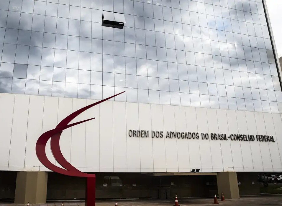 OAB pede que STF autorize comunicação entre Flávio e Jair Bolsonaro