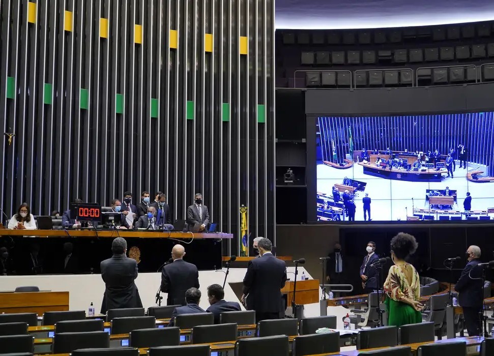 Dino intima partidos a explicar controle de emendas parlamentares
