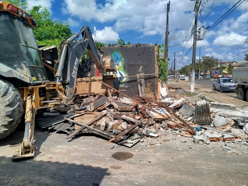 Prefeitura de Manaus realiza demolição de bares e barbearia irregulares no Jorge Teixeira