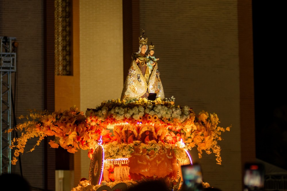 ​Multidão acompanha o andor da padroeira de Parintins no encerramento da festividade