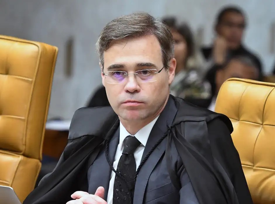 Mendonça autoriza PF a investigar repasses para filme sobre Bolsonaro