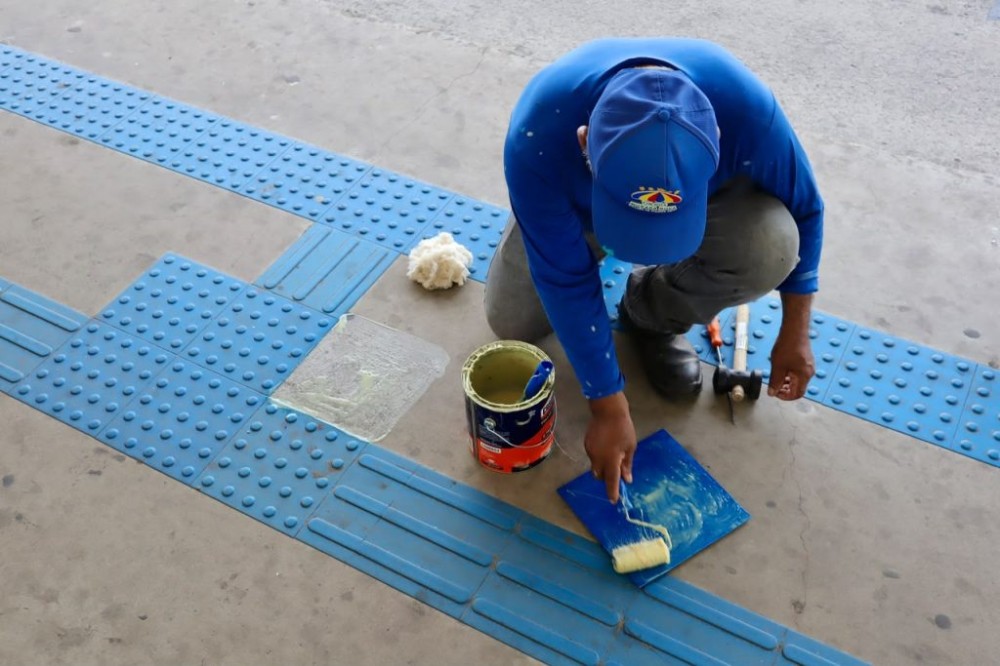 Prefeitura de Manaus inicia reposição de piso tátil no Terminal de Integração 1 para reforçar acessibilidade