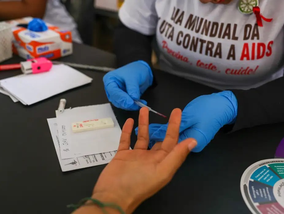 Desinformação sobre HIV dificulta tratamento e aumenta preconceito