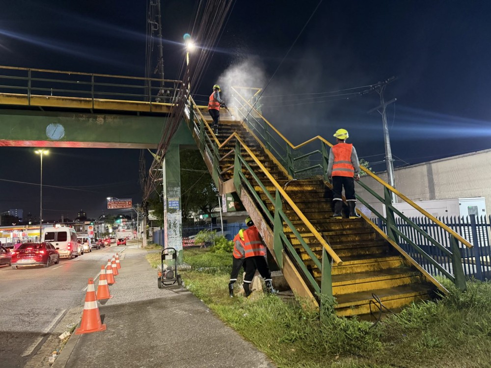 Prefeitura de Manaus inicia revitalização da passarela da avenida Pedro Teixeira em mais uma frente de obras noturnas
