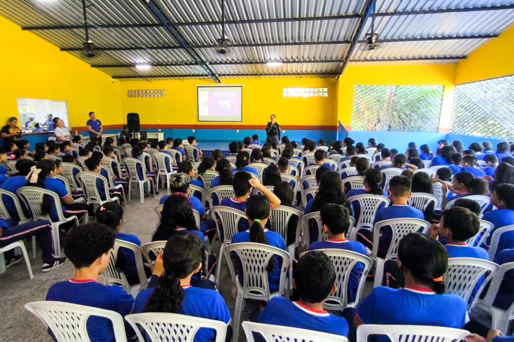 Palestra promovida pela Polícia Militar na escola Santa Luzia do Macurany reforça combate à violência contra a mulher em Parintins