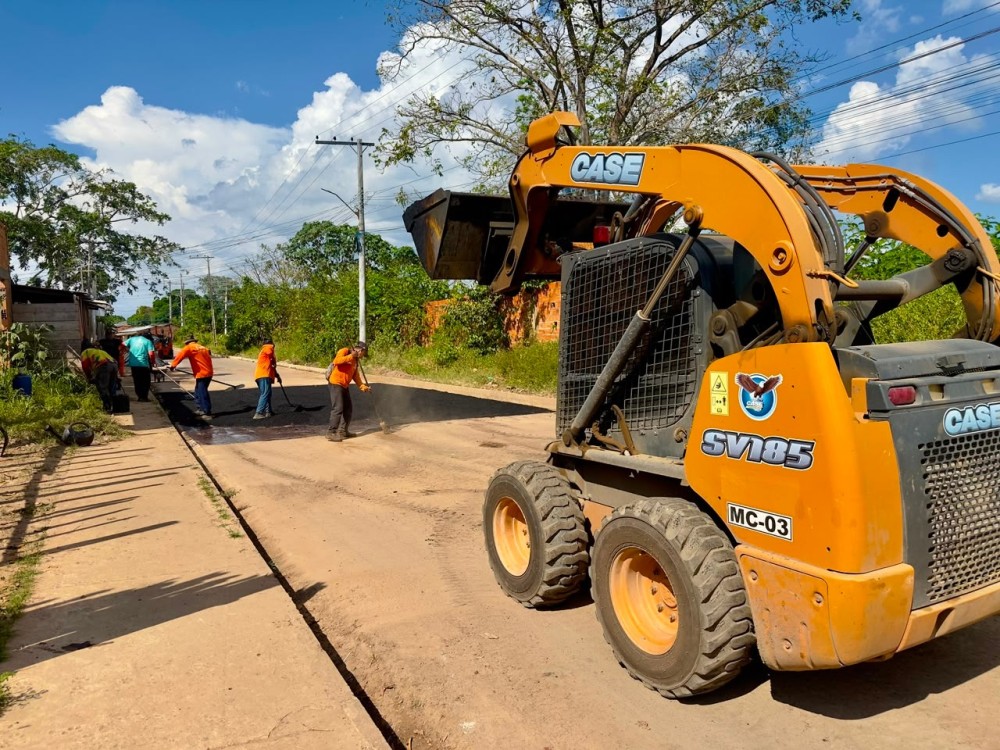 Serviços de asfaltamento seguem em diferentes bairros de Parintins