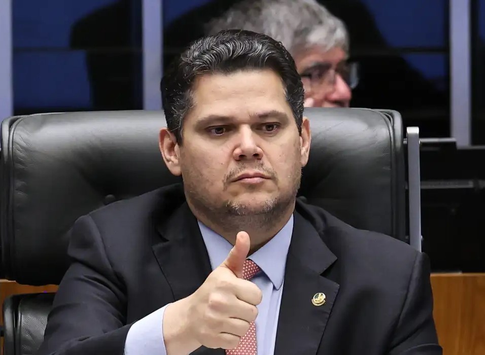Alcolumbre destrava PEC do fim da 6x1 após conversas com Lula