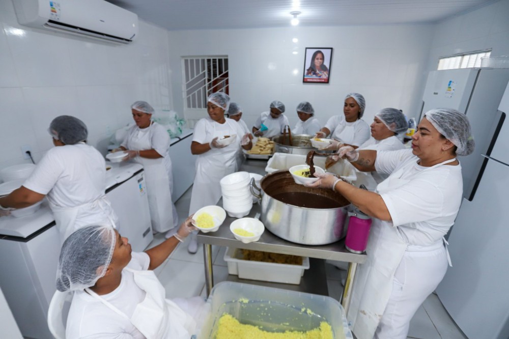Cozinha da Gente começa a funcionar e reforça cuidado da Prefeitura de Manaus com os garis