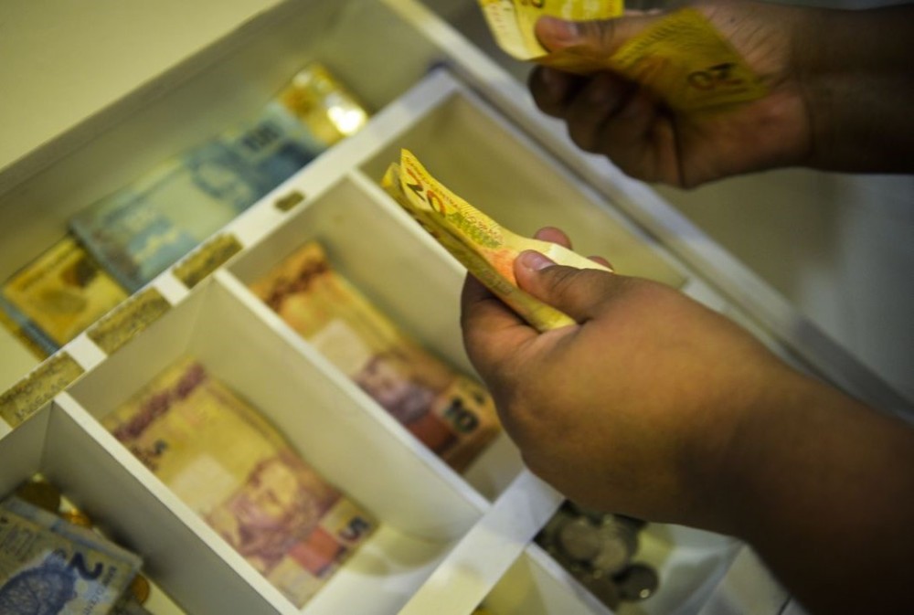 Trabalhadores nascidos em novembro e dezembro recebem abono salarial