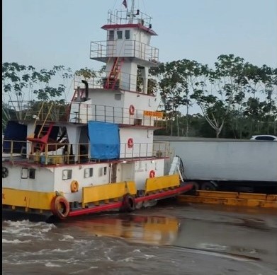 Balsa que adernou no rio Amazonas é estabilizada; embarcação é identificada como Lívia, da Sinave