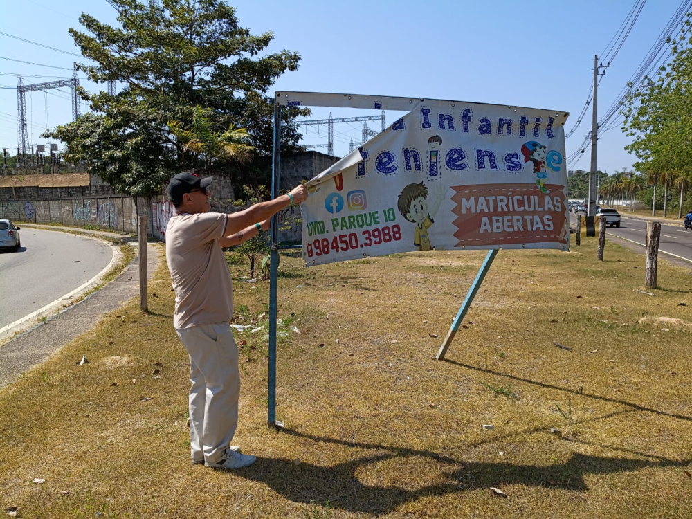 Prefeitura de Manaus remove publicidade irregular em área pública no bairro Parque 10 de Novembro