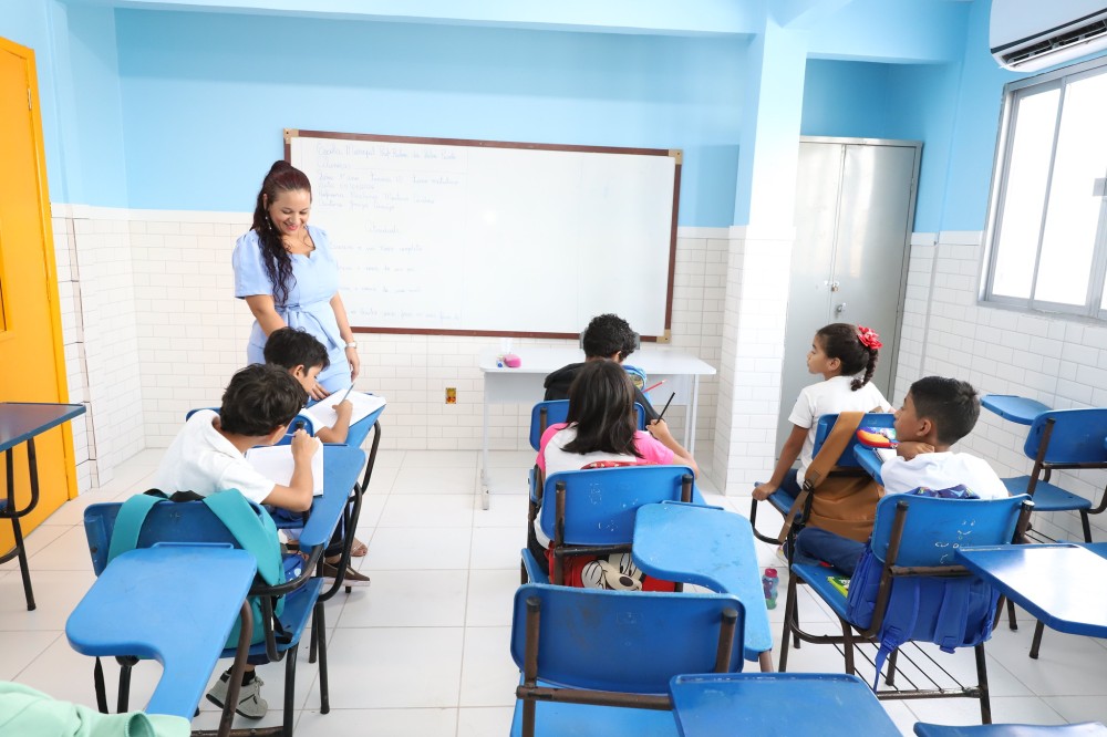 Seis mil servidores da educação municipal de Manaus terão progressões funcionais pagas em 2026