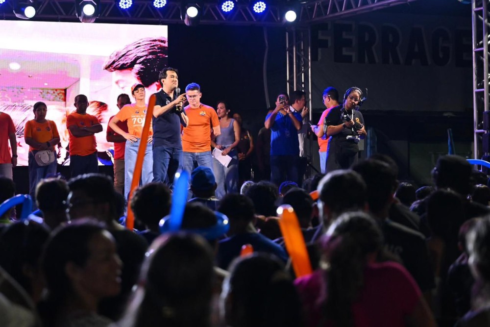 Jender Lobato reúne milhares em Parintins em lançamento de campanha ao lado de David Almeida e Aryel Almeida