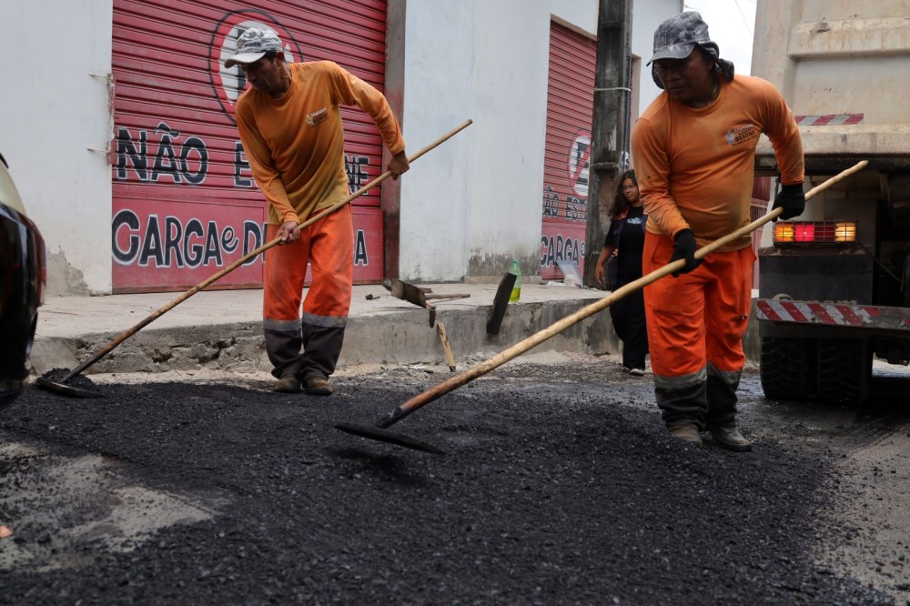 Prefeitura de Manaus avança com recuperação asfáltica em importante via do bairro Petrópolis