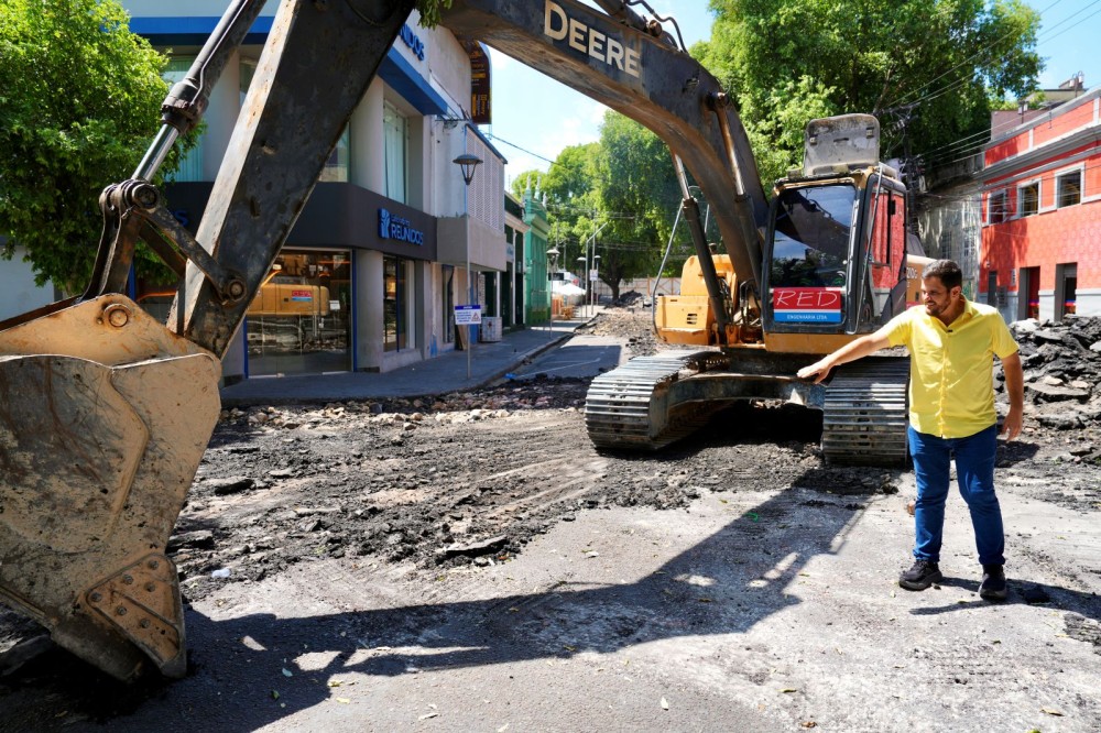 Prefeito Renato Junior vistoria retirada do asfalto na Ferreira Pena e destaca que a área entra em nova etapa para se tornar primeira ‘Rua Gastronômica’ de Manaus