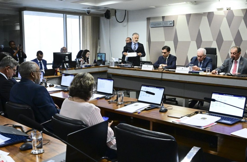 CCJ do Senado aprova PEC que acaba com jornada de trabalho 6x1