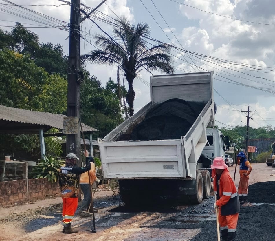 Prefeitura de Manaus amplia frente de recuperação viária e leva asfalto à comunidade Galileia, na BR-174