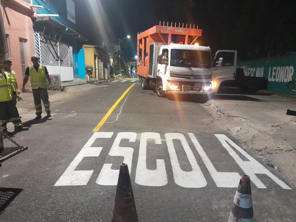 Prefeitura revitaliza sinalização viária em corredores e áreas escolares de Manaus
