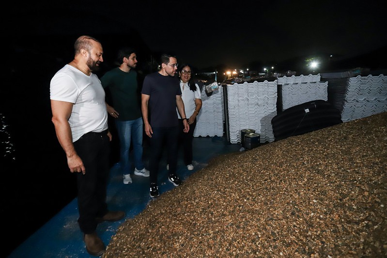 Prefeitura de Manaus envia balsa com 330 toneladas de materiais para concluir substituição de escolas de madeira na zona ribeirinha