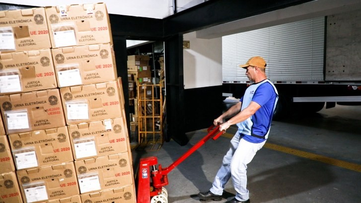 TRE-AM inicia segunda fase da operação logística com envio de 583 urnas para o interior do AM
